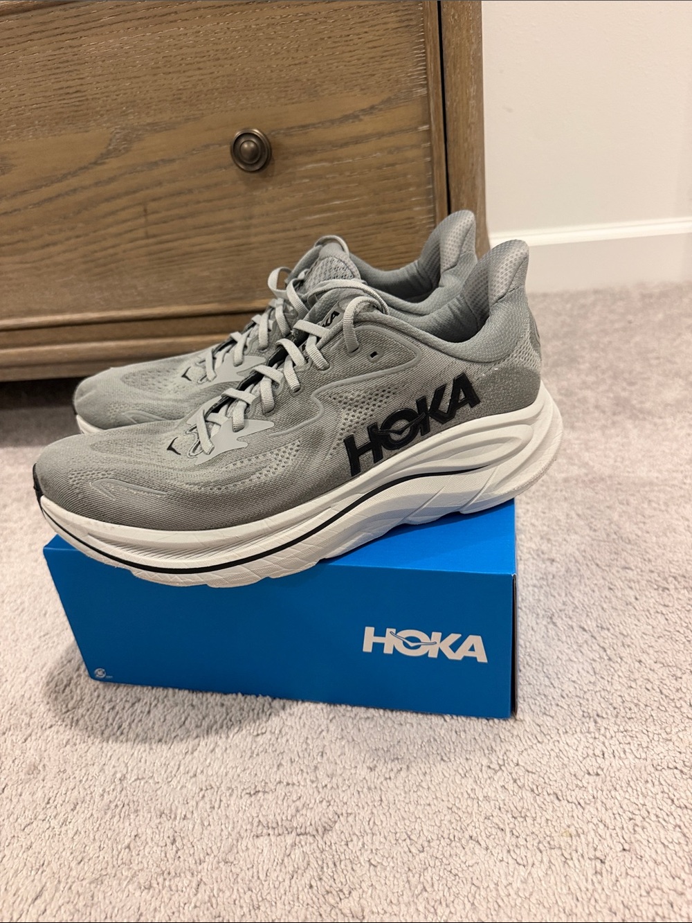 Hoka Men's Clifton 10 Light Gray Cushioned Running Sneakers Size 12 D